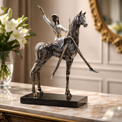 Atlı Kız Heykel